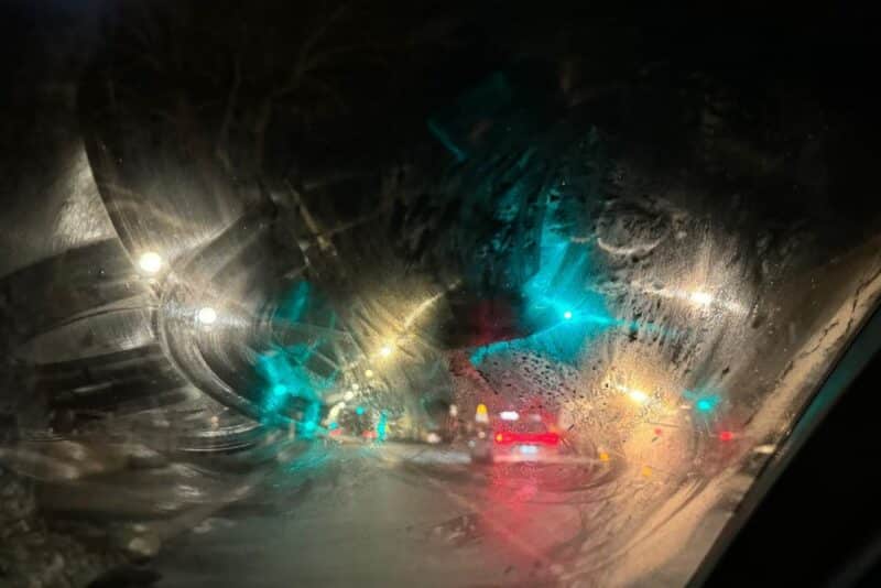 Como dirigir na chuva com segurança: guia completo